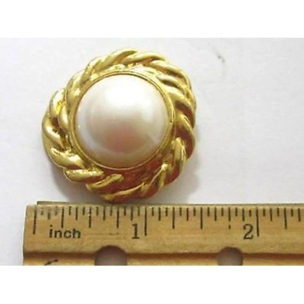Vintage Beautiful Large Round Faux Pearl Cab Textured Gold‎ Plated Scarf Clip